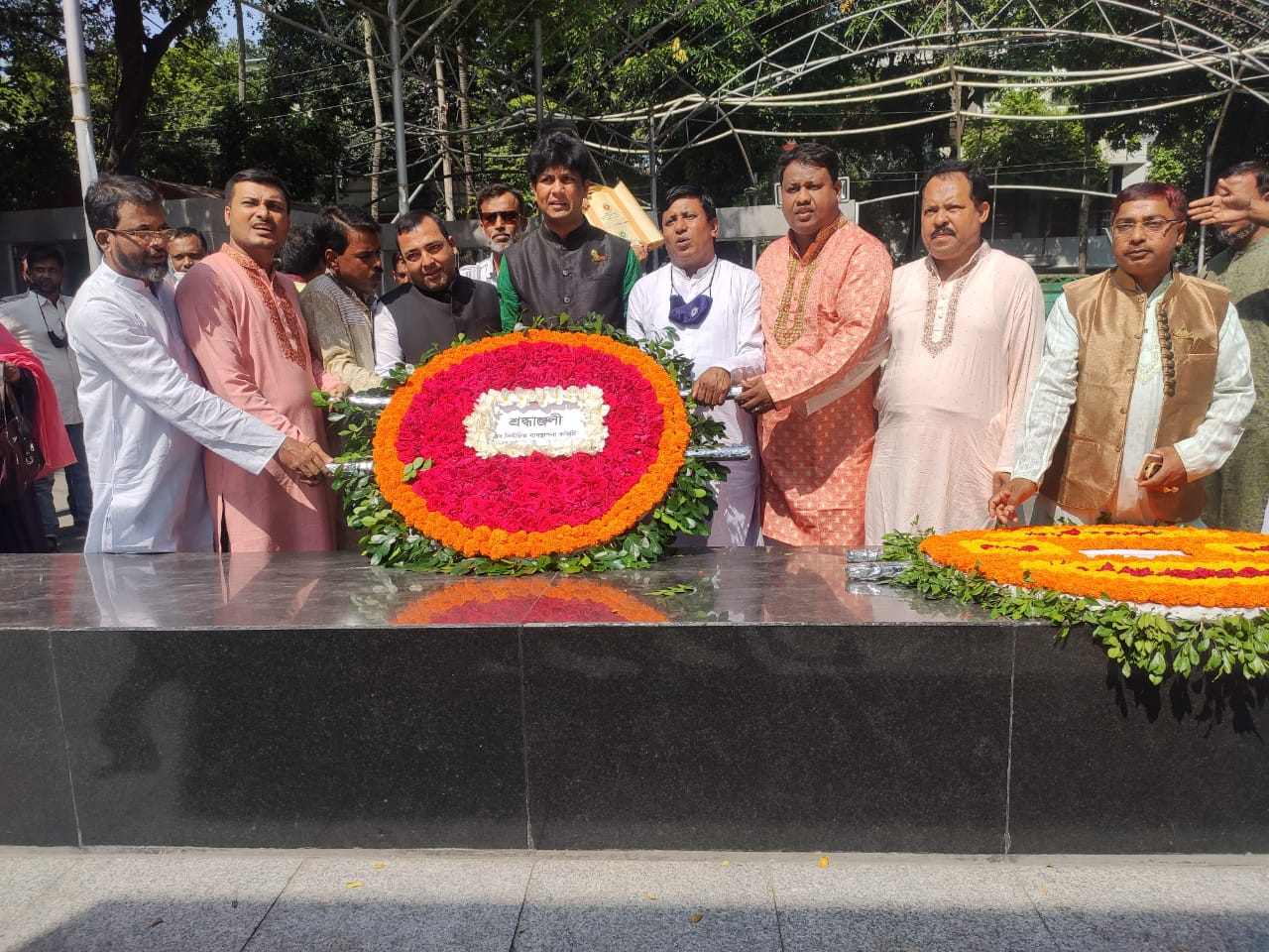 বঙ্গবন্ধুর প্রতিকৃতিতে পুষ্পস্তবক অর্পণ করে সমবায় ফেডারেশনের নবনির্বাচিতরা