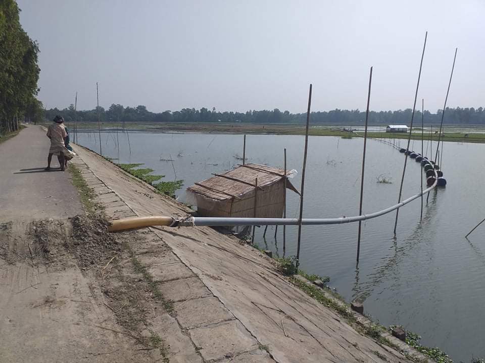দেওয়ানগঞ্জে লাগামহীন ভাবে চলছে অবৈধভাবে বালু উত্তোলনের ড্রেজার।