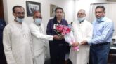 দাকোপের নবনির্বাচিত চেয়ারম্যান  সাব্বিরের শেখ জুয়েল এমপিকে ফুলেল শুভেচ্ছা l