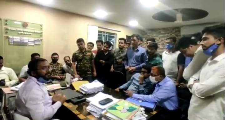 বহিস্কৃত ছাত্রলীগনেতাকে দাওয়াতপত্র না দেয়ায়- দুমকিতে বিক্ষুব্ধ ছাত্রলীগ কর্মীদের তোপের মুখে ইউএন।