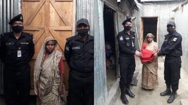 ছেলের গোয়ালঘরে থাকা সেই বৃদ্ধাকে নতুন ঘর বানিয়ে দিলো র‍্যাব