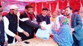 ফুলবাড়ীয়ায় অসহায়দের শীতবস্ত্র ও অর্থ প্রদান করেছে প্রবাসী পরিবার মানবিক সংগঠন