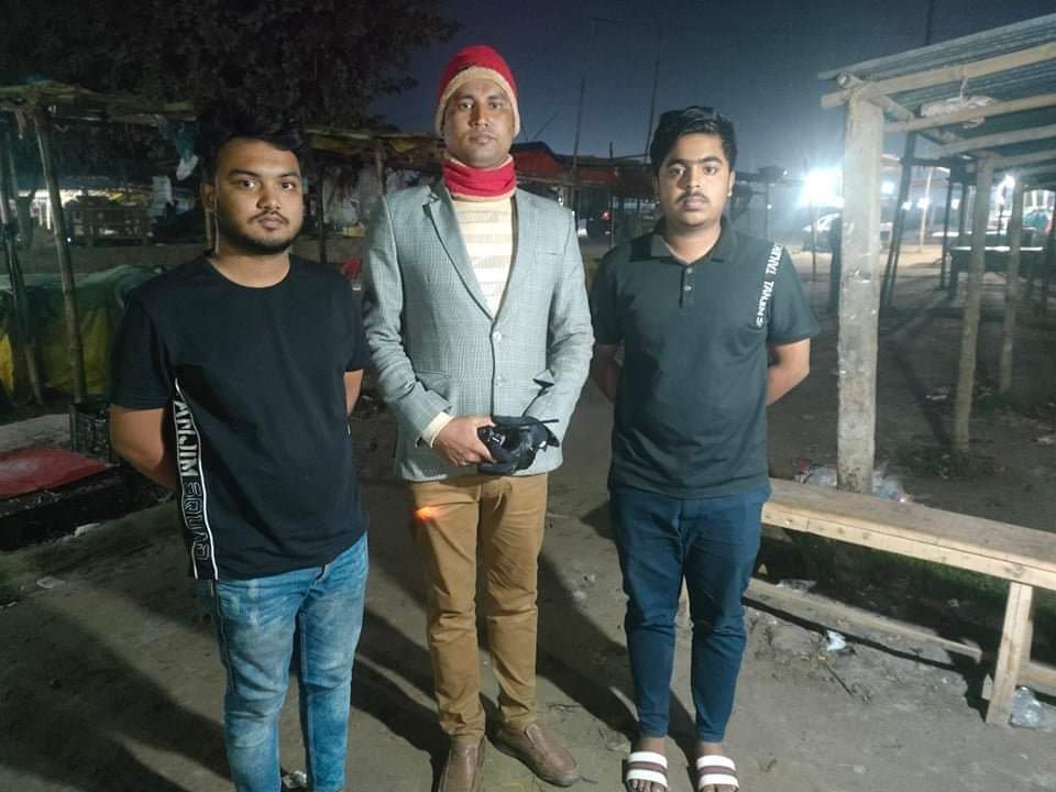 পূর্বাচলে গভীর রাতে  জঙ্গলে পথ হারিয়ে ৯৯৯-এ কল, পরে এএসআই সাইফুল ইসলাম তাঁদের উদ্ধার করে।