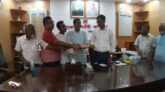 তেঁতুলিয়ায় বন্যায় ক্ষতিগ্রস্তদের জন্য নগদ অর্থ ইউএনও’র হাতে তুলে দিলেন  মুক্তিযোদ্ধা ও তাদের সন্তানরা