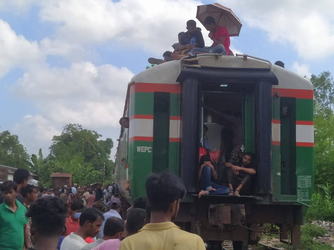 জয়পুরহাটে লাইনচ্যুত হবার সাড়ে ৬ ঘণ্টা পর ট্রেন চলাচল স্বাভাবিক