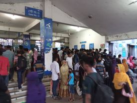 বরিশালে লঞ্চে যাত্রীদের উপচে পড়া ভিড়