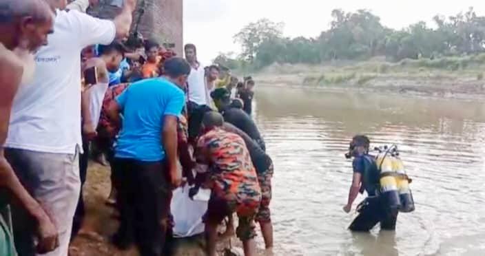 রেল সেতুর গার্ডারে ধাক্কা লেগে ব্রীজে আটকে ছিল  একটি বিচ্ছিন্ন হাত! ১৪ ঘণ্টা পর নদী থেকে লাশ উদ্ধার