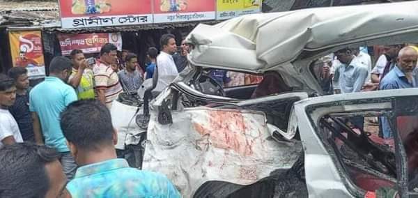 উজিরপুরে বাস-মাইক্রোবাসের মুখোমুখি সংঘর্ষে নিহতের সংখ্যা ৫, আহত-২০জন