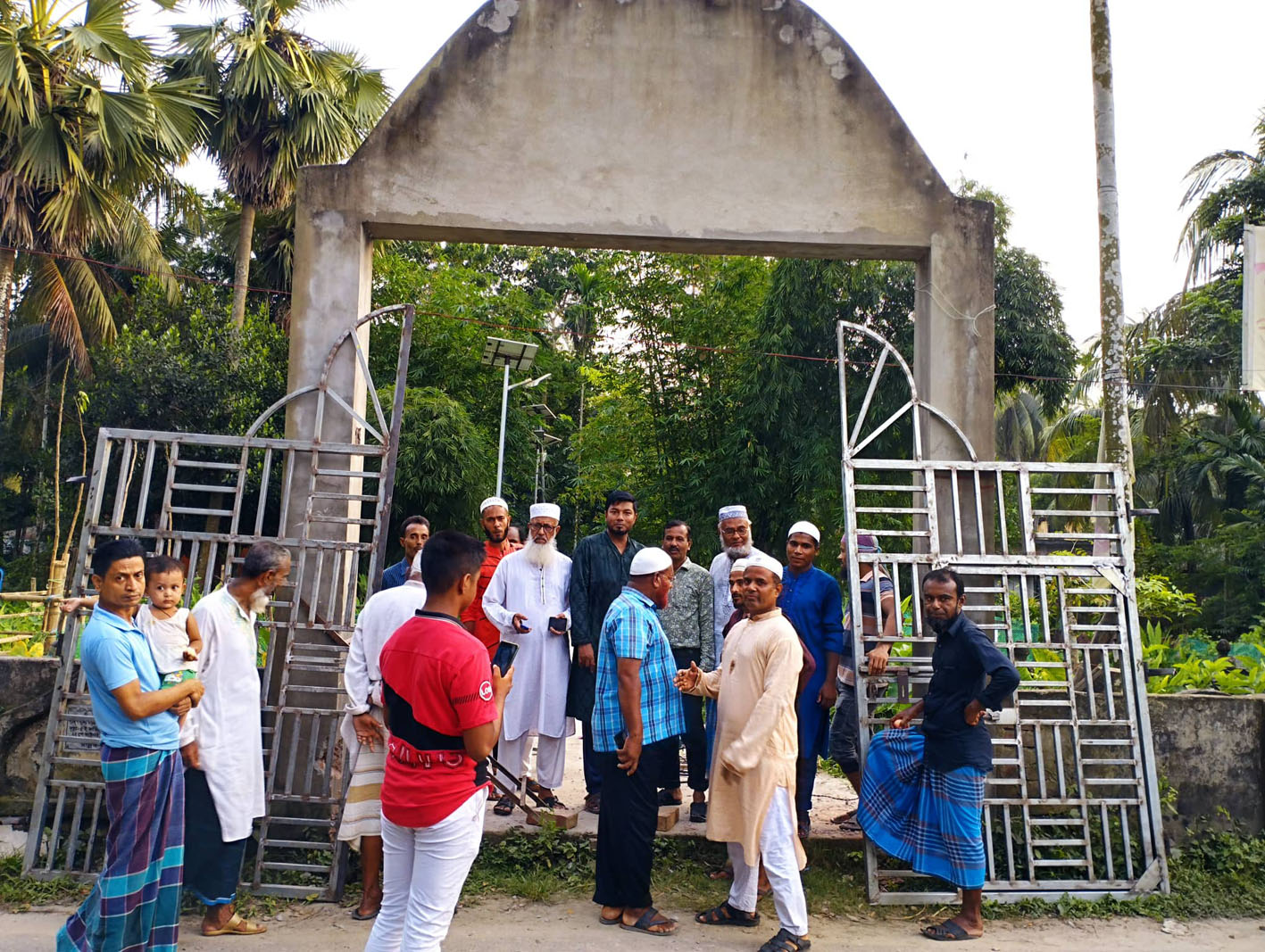 নলছিটিতে ব্যক্তিগত উদ্যোগে কবরস্থানের গেট সংস্কার