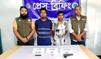 যশোরে বিদেশি পিস্তল ও ৪ রাউন্ড কার্তুজসহ দুই অস্ত্রধারী সন্ত্রাসী গ্রেফতার