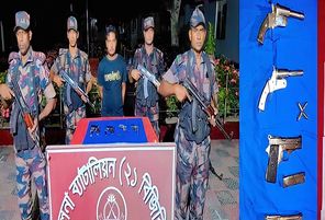 বেনাপোল সীমান্তে আগ্নেয়াস্ত্র ও গুলি সহ অস্ত্র ব্যবসায়ী আটক