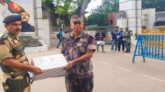 দূর্গাপূজা উপলক্ষে বিএসএফকে মিষ্টি উপহার দিলো বিজিবি