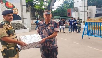 দূর্গাপূজা উপলক্ষে বিএসএফকে মিষ্টি উপহার দিলো বিজিবি