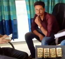 বেনাপোলে  পাসপোর্ট যাত্রীর পেটে মিললো ৪ পিচ স্বর্ণের বারসহ