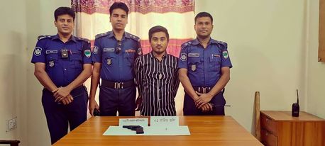 যশোরে অস্ত্র-গুলি সহ একাধিক মামলার আসামি তালিকাভুক্ত সন্ত্রাসী ট্যাটো সুমন গ্রেফতার