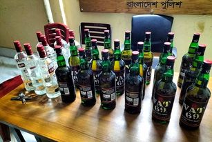 বেনাপোলে ২৬ বোতল বিদেশি মদসহ নারী মাদক কারবারি আটক