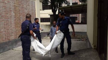 গলায় মোবাইল চার্জারের তার পেঁচিয়ে নিজ কণ্যা সন্তানকে হত্যার পর থানায় মায়ের আত্মসমর্পণ