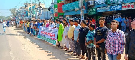 মহাসড়কে শৃঙ্খলা ফেরাতে ঝিকরগাছায় মানববন্ধন