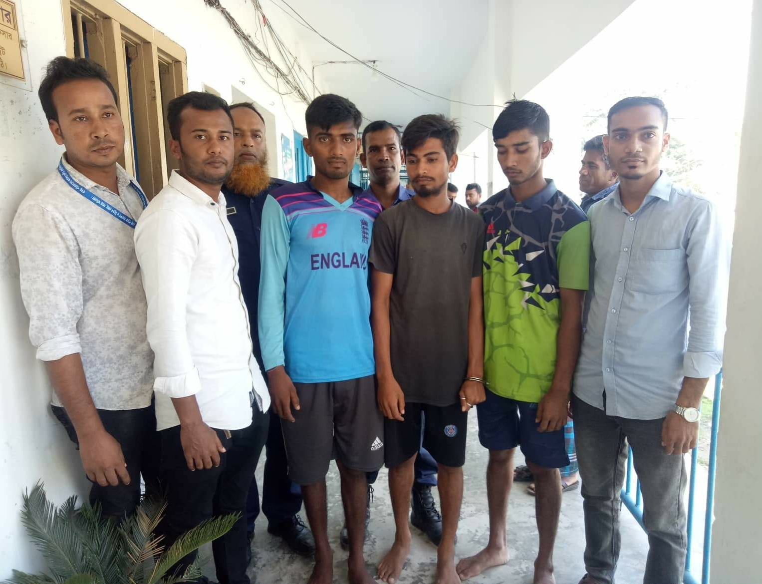 নলছিটির সুগন্ধা নদীতে মা ইলিশ শিকারের দায়ে তিন জেলে আটক