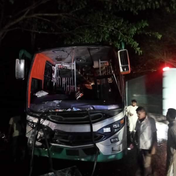 উজিরপুরের আটিপাড়ায় পরিবহন ও ট্রাকের মুখোমুখি সংঘর্ষ
