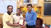 বরিশাল বিভাগীয় পর্যায়ে শ্রেষ্ঠ জেলা প্রশাসক কে সম্মাননা স্বারক উপহার দিয়েছে লাভ ফর ফ্রেন্ডস