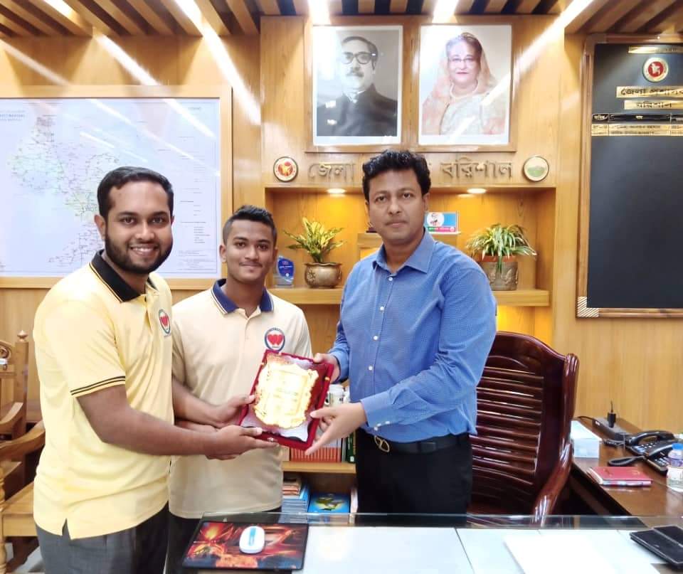 বরিশাল বিভাগীয় পর্যায়ে শ্রেষ্ঠ জেলা প্রশাসক কে সম্মাননা স্বারক উপহার দিয়েছে লাভ ফর ফ্রেন্ডস