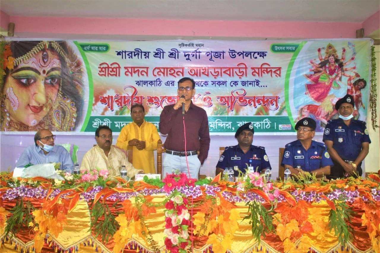 ঝালকাঠি পূজা মন্ডপে গান গেয়ে দর্শনার্থীদের মাতালেন বরিশাল রেঞ্জ ডিআইজি