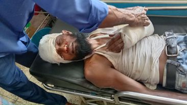 দুমকিতে পুলিশের পরিচয় পেয়ে মাদক মামলার আসামীর দৌড়, ৫ তলা থেকে পড়ে গুরুতর আহত!