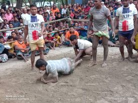 হলোখানায় হাডুডু খেলা দেখতে দর্শকের উপচেপড়া ভীড়