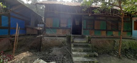 নলছিটিতে আদালতের আইন উপেক্ষা করে জোরপূর্বক ঘর উত্তোলনের অভিযোগ