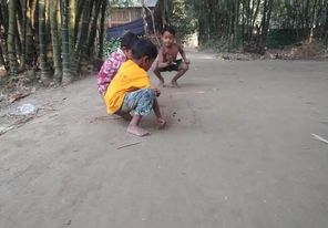 গ্রামীণ কিশোরদের আকর্ষণীয় মার্বেল খেলা বিলুপ্তির পথে
