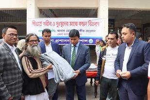 বরিশালে শীতার্তদের মাঝে শীতবস্ত্র কম্বল বিতরণ করলেন জেলা প্রশাসন