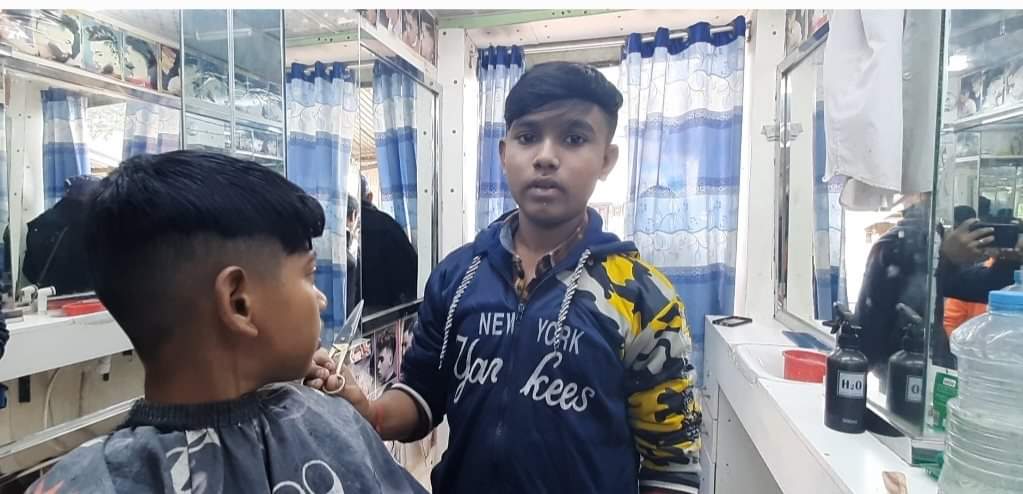 জীবন যুদ্ধে বেঁচে থাকার জন্য শিশু বয়সে বেছে নিয়েছেন নরসুন্দরের কাজ