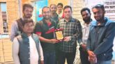 এসএম  জাকির হোসেন কে সম্নাননা স্বারক উপহার দিয়েছে লাভ ফর ফ্রেন্ডস