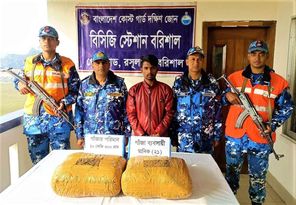 বরিশাল মানামী লঞ্চ  থেকে  ১০ কেজি ৬০০ গ্রাম গাঁজাসহ মাদক ব্যবসায়ীকে গ্রেফতার