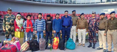 বেনাপোল দিয়ে দেশে ফিরল ৩ যুবক ও ২ যুবতী