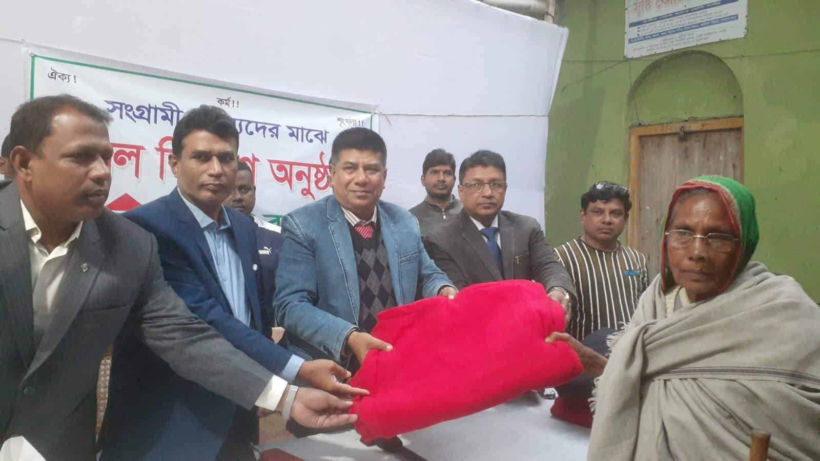 বাগেরহাটে গ্রামীন ব্যাংকের সংগ্রামী সদস্যদের মাঝে কম্বল বিতরন