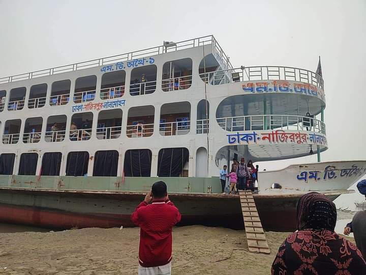 একসপ্তাহ ধরে ডুবোচরে আটকা বরগুনা গামী লঞ্চ