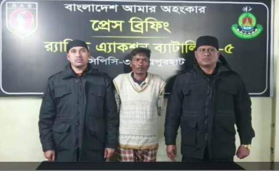 বদলগাছীতে র‌্যাব-৫ এর অভিযানে চোলাই মদসহ ০১ জন মাদক ব্যবসায়ী গ্রেফতার।