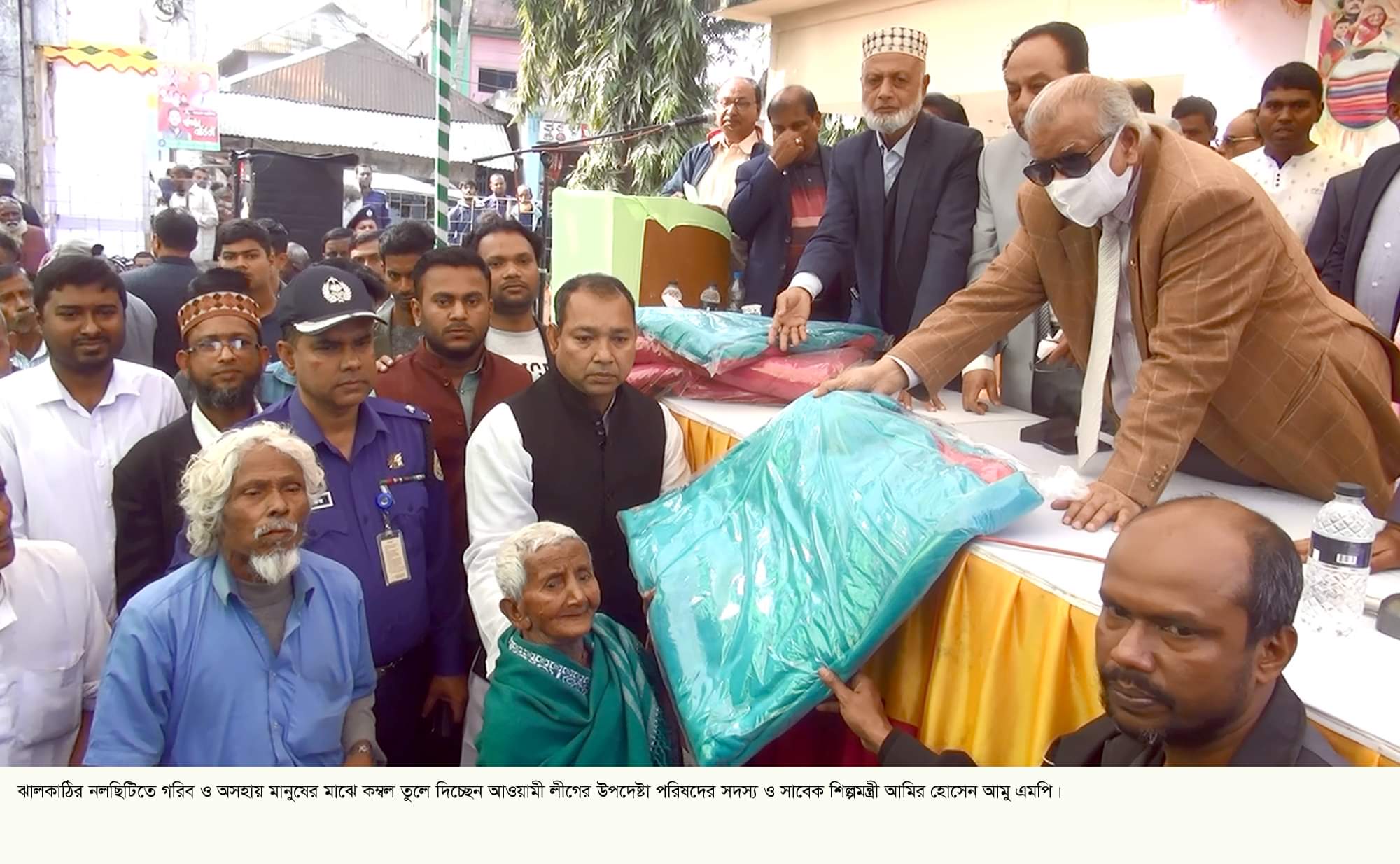 নলছিটিতে শীতার্তদের মাঝে কম্বল বিতরণ