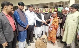 জয়পুরহাটে ক্ষুদ্র নৃগোষ্ঠীদের মাঝে গবাদি পশু ভেড়া বিতরণ