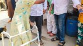 বরিশালে অসহায় নারীকে ওয়াকার উপহার দিলেন পুলিশ জীবন মাহমুদ