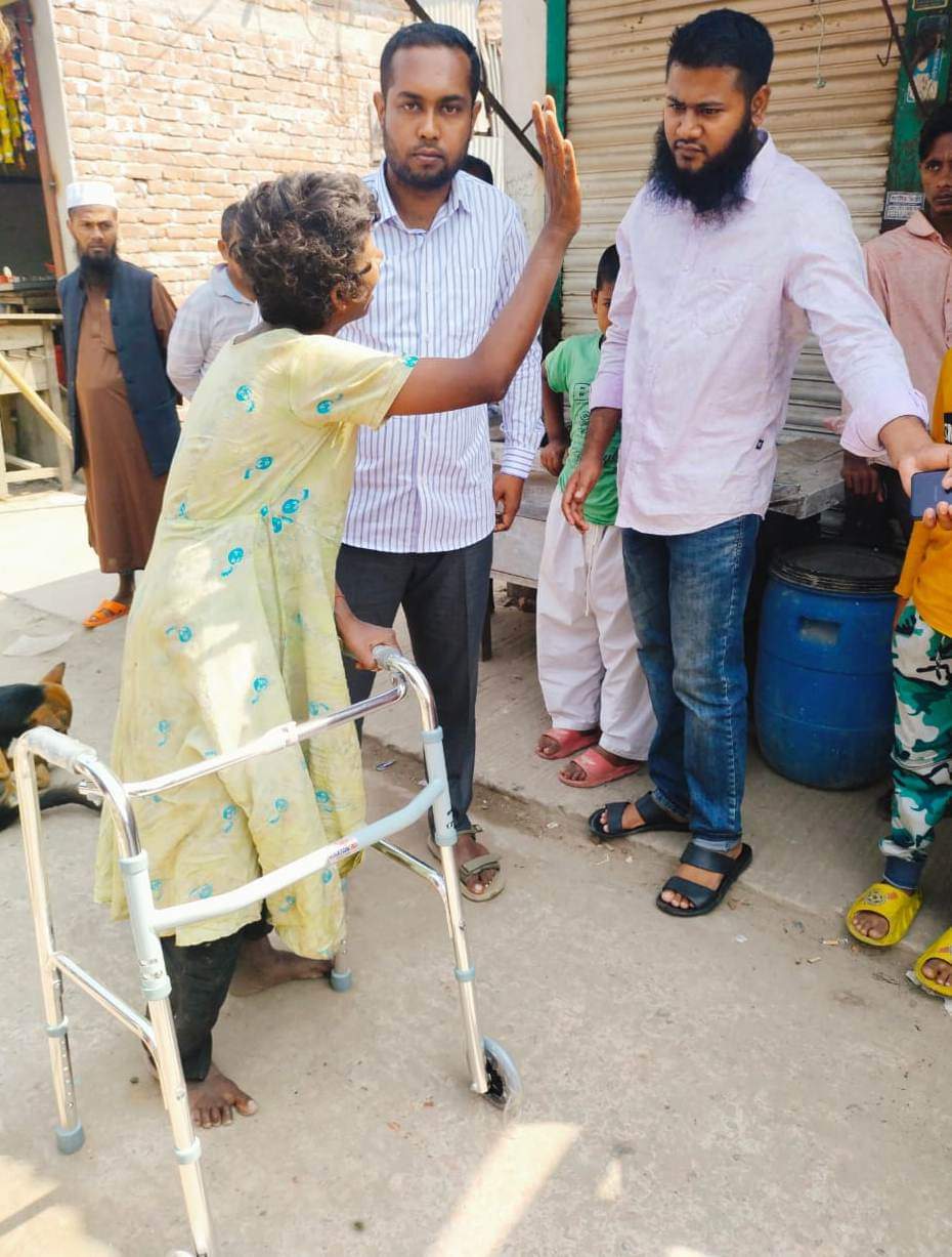বরিশালে অসহায় নারীকে ওয়াকার উপহার দিলেন পুলিশ জীবন মাহমুদ