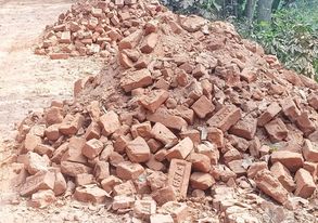 রাজাপুরে প্রায় ৩ কোটি টাকা ব্যায়ের সড়ক কাজে নিম্মমানের ইট ব্যবহারের অভিযোগ
