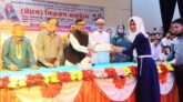 তজুমদ্দিন মেধাবী শিক্ষার্থীদের মধ্যে প্রধানমন্ত্রীর উপহার হিসেবে ট্যাব বিতরণ।