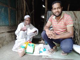 নলছিটির শতবর্ষী মুয়াজ্জিনকে ঈদ সামগ্রী উপহার দিলো মানবিক পুলিশ জীবন মাহমুদ