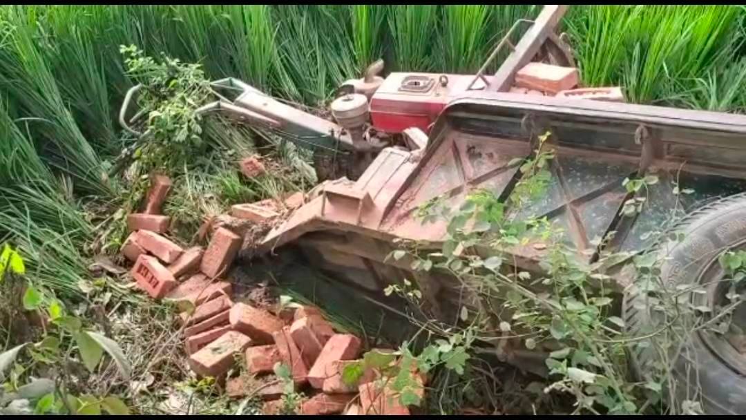 আক্কেলপুরে ইট বহনকারী ট্রলি নিয়ন্ত্রণ হারিয়ে  উল্টে পড়ে চালকের সহকারীর মৃত্যু