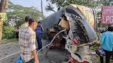 সড়কে বেপরোয়া বাস উল্টে আহত -২০