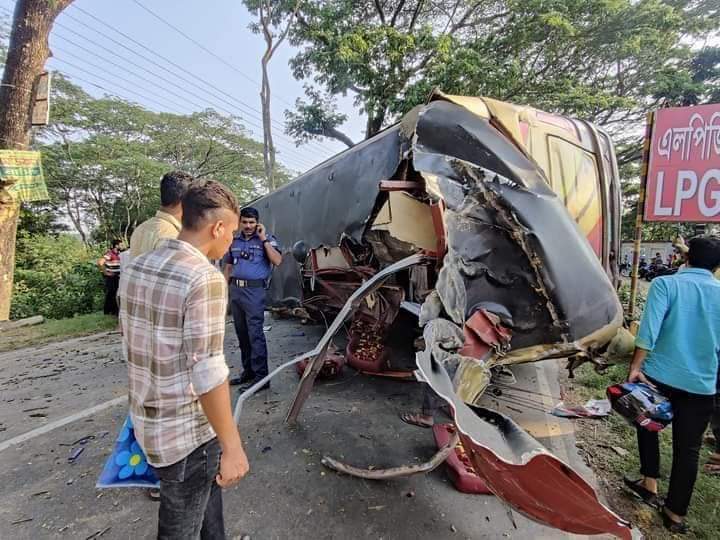 সড়কে বেপরোয়া বাস উল্টে আহত -২০