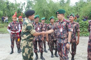গরু ও মাদক চোরাচালান রোধে কুড়িগ্রাম সীমান্তে বিজিবি-বিএসএফ পতাকা বৈঠক